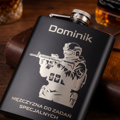Piersiówka z grawerem dla mężczyzny - personalizowany prezent na urodziny